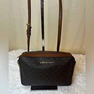 Signature Logo Jet Set Large East West Crossbody  Bag